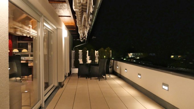 Beleuchtete Terrasse von der Ferienwohnung Il Paradiso bei Nacht