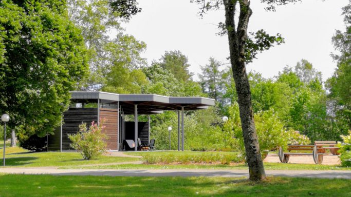 Moderne Architektur inmitten von grüner Landschaft und Bäumen.