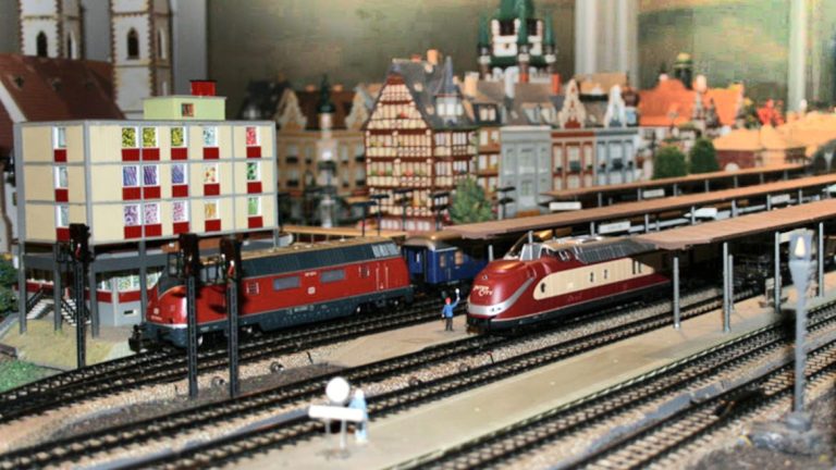 Die Feldbergblickbahn Schwärzenbach befindet sich im „Kuchentempel” Café Feldbergblick im Hochschwarzwald. 