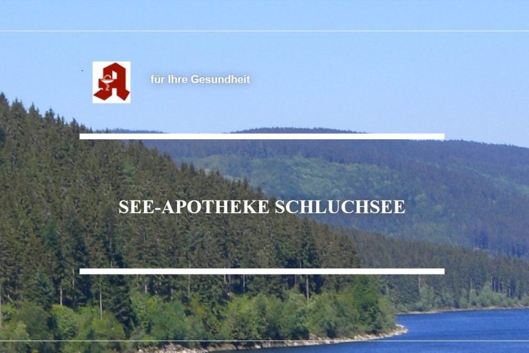 Logo und Schriftzug der Apotheke Schluchsee vor einem klaren blauen Himmel, Waldlandschaft und See.