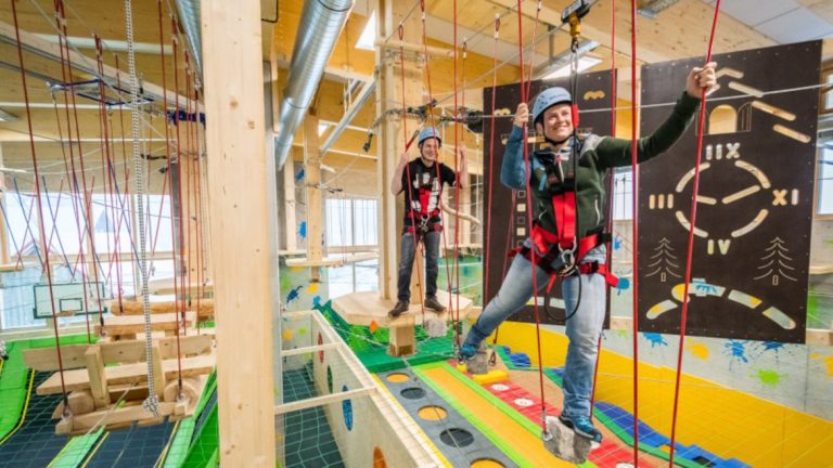 Zwei Kletterer im Indoor Hochseilpark vom Freizeitpark Fundorena